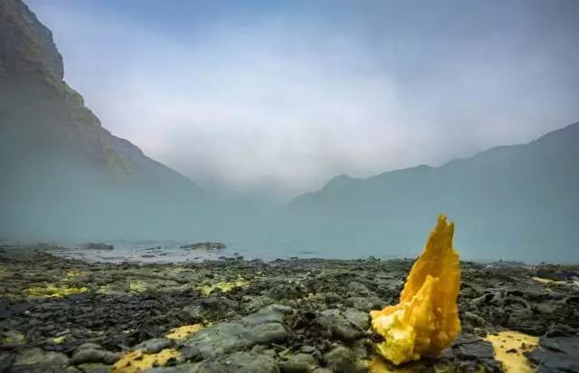 终极火山体验：在爪哇之巅，遇见蓝色地狱之火