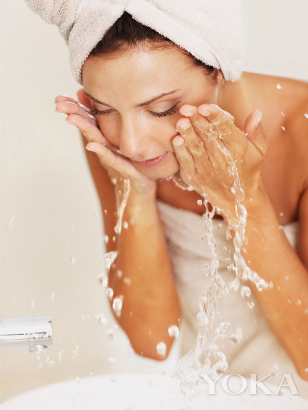 如何快速消除晨起浮肿,晨起水肿护肤