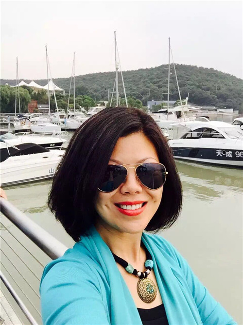 这个女人的微笑真的太迷人啦