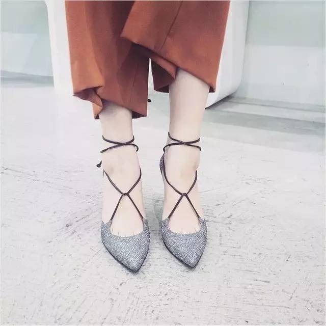 今年夏天流行的绑带鞋,今年流行绑带鞋