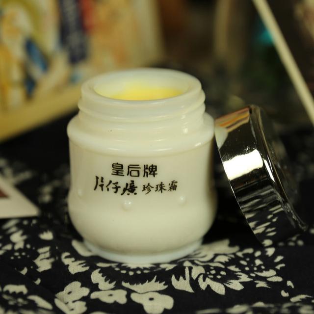 化妆品放在冰箱里过期了还能用吗 (化妆品过期了扔了可惜怎么用)