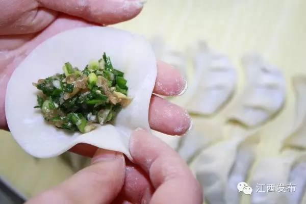 冰河开化狗熊撒欢,冰河解冻万物复苏狗熊撒欢原声