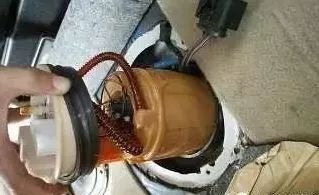 车油箱里进水了怎么解决,汽车油箱进水了怎么办