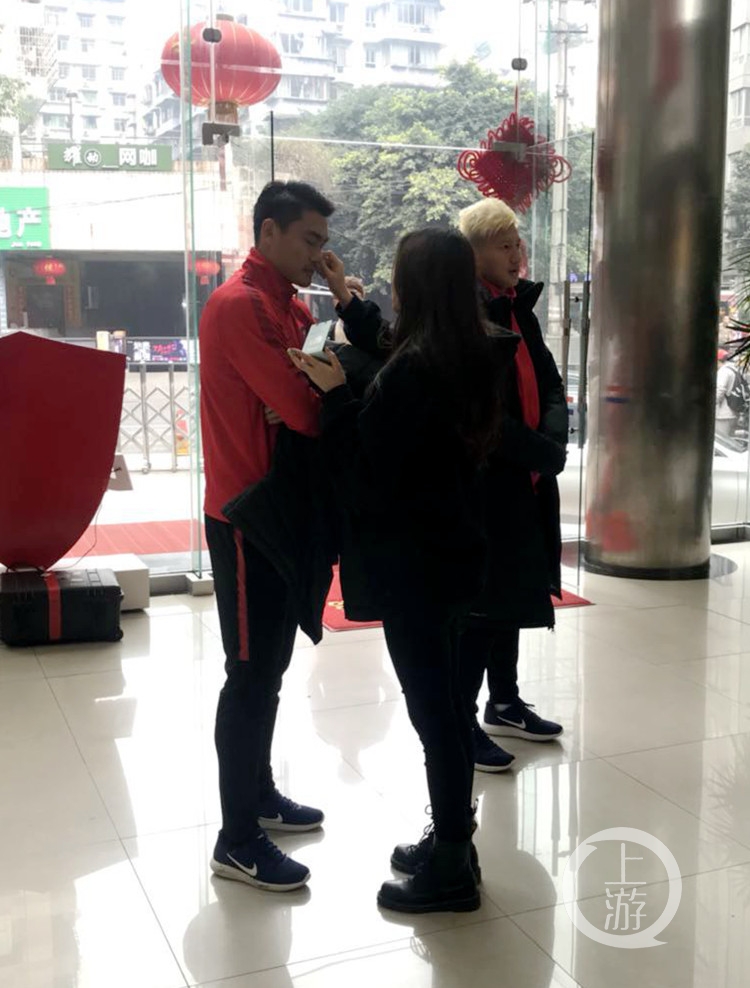 不光要摄影还得给模特摆pose,重庆斯威球员定妆照