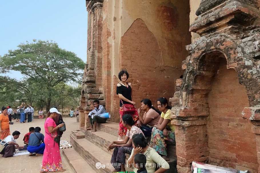 万千佛塔卧夕烟，十里浮屠一望间