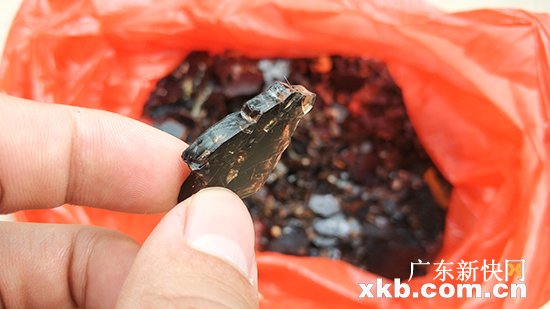 油烟机钢化玻璃炸裂伤人,美的抽油烟机玻璃爆裂的原因