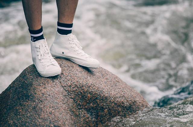 撞鞋不可怕谁最尴尬,撞鞋不可怕谁假谁尴尬