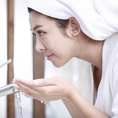 长斑的皮肤为什么比较粗糙,明明皮肤不油为什么还长痘