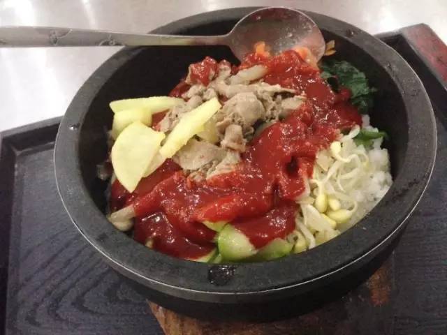 武汉一女学生拿着10块钱去买好吃的，竟然被。。。