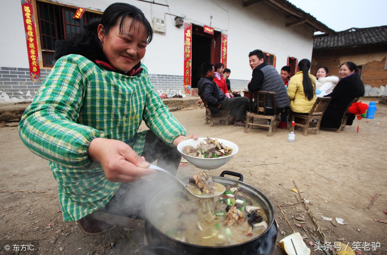 农民大叔要杀鸡，款待城里来拜年的侄子，侄子边抢边说我来杀吧