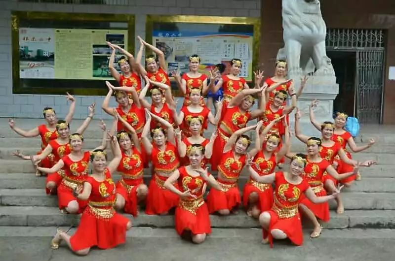 中老年人广场舞三人,中老年12人广场舞比赛