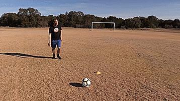 足球初学者教学接球,足球踢球正确姿势教学