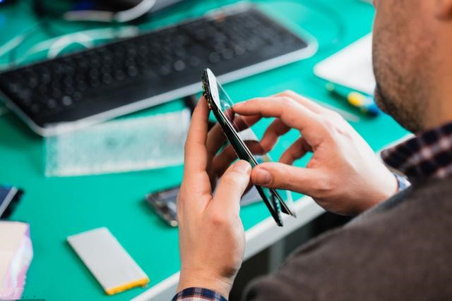 导致手机屏幕失灵的四个原因,手机屏幕失灵点不了密码怎么办