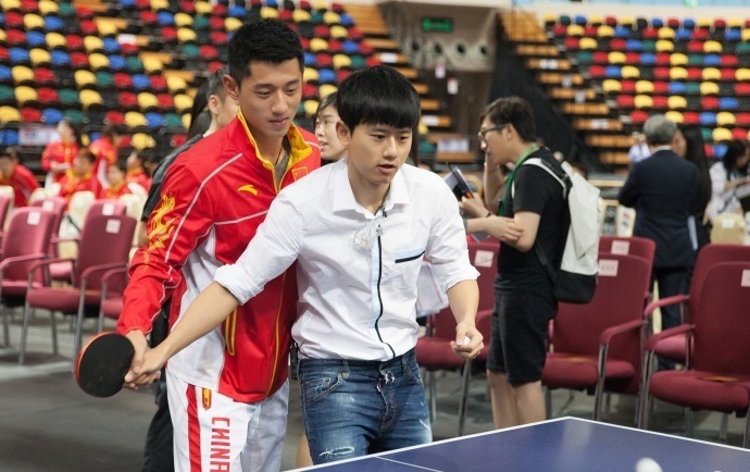 盘点那些会打乒乓球的明星，鹿晗李易峰哥俩啥时候约一个吧！
