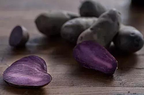 黑土豆马铃薯,黑土豆苹果