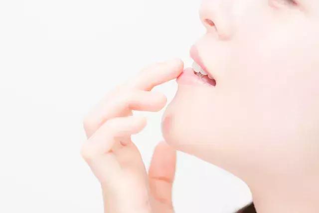 一抹惊艳的唇妆,diy唇彩的制作方法