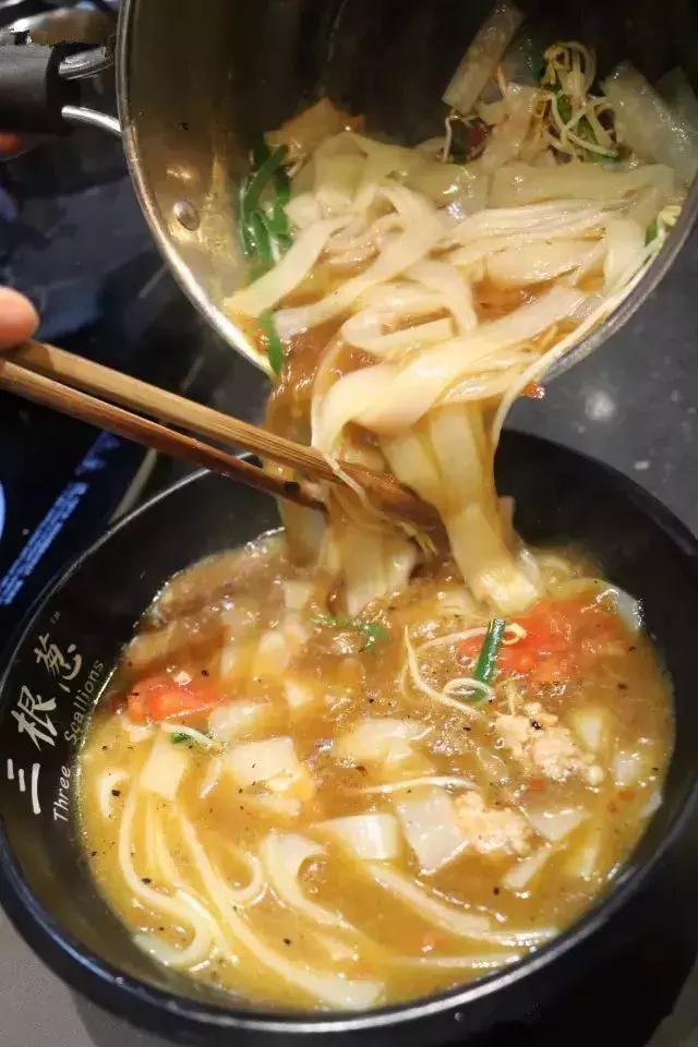 姑父的早餐店仅依赖这八款秘制米线配方，日接待量高达800人次