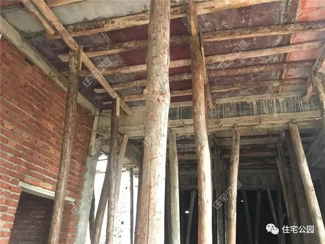 农村建房做真石漆的步骤,农村建房包工头不干了