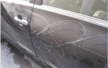 农民小哥刚提新车，发现后视镜有“裂痕”，4S店却笑他“土老帽”