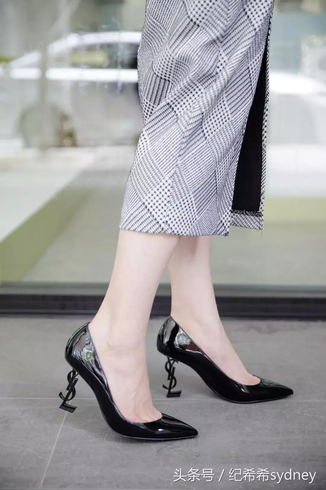 买了两双几乎一样的高跟鞋,想买一双大红的高跟鞋