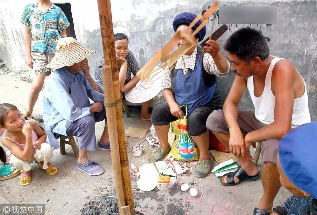 两岁孩子被父母用开水灌喉治病，偏方真会害死人