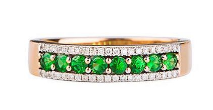 专柜买的大牌戒指，不到一年就掉钻，买家怒骂工艺低级……