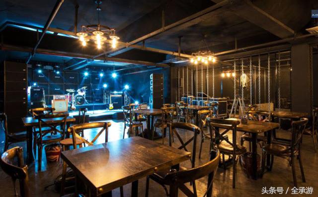 吃烧烤遇上路边歌唱,吃在承德