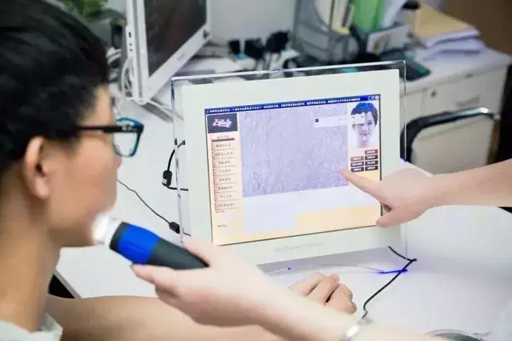 护肤品在脸上黏黏的是不是没吸收,护肤品不吸收脸上密密麻麻小疹子