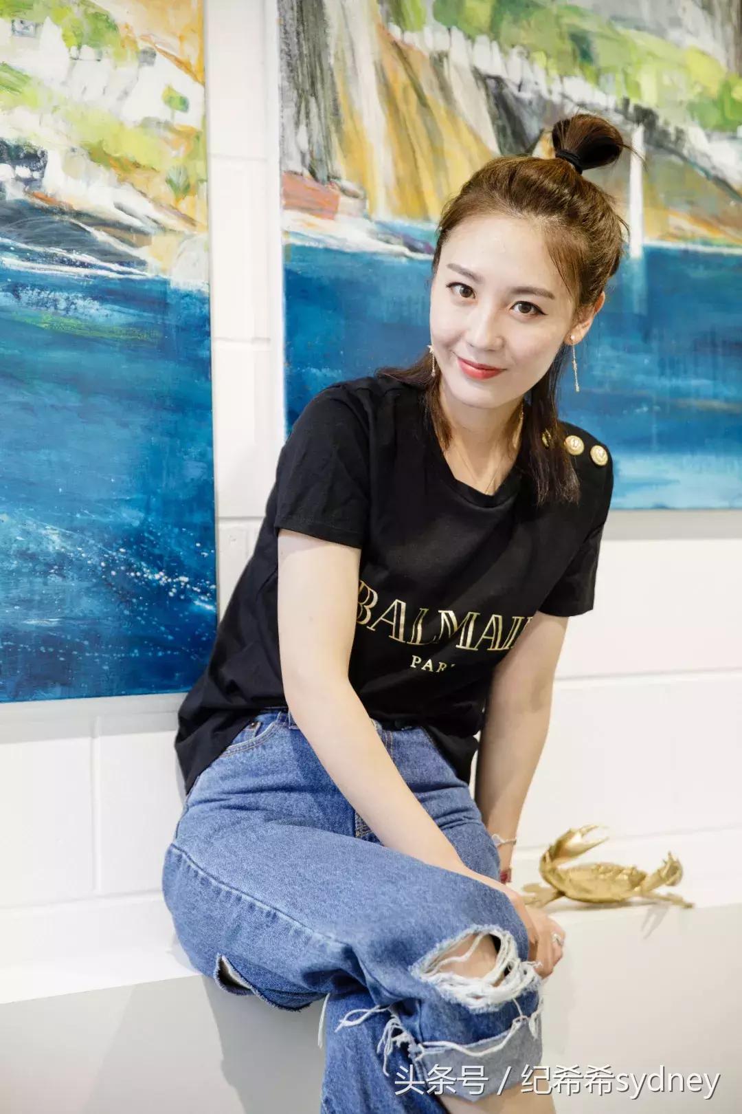 买了两双几乎一样的高跟鞋,想买一双大红的高跟鞋