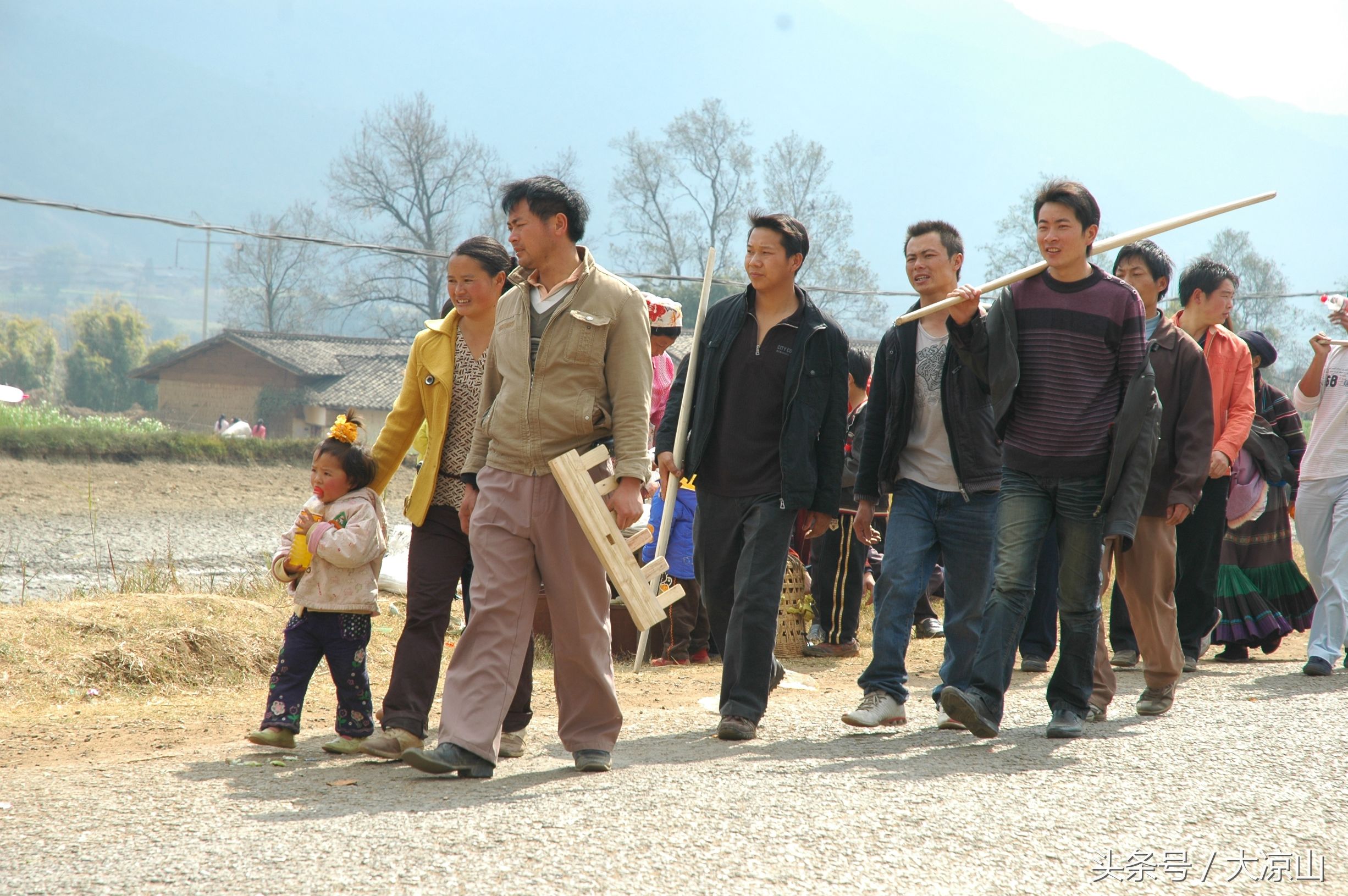 元宵节,是凉山传统农具交易日——德昌赶草坝场看你能认识多少农具?