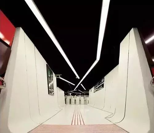 地铁外面广告是怎么弄的,地铁里你不要眨眼睛的广告