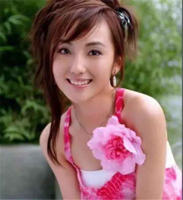 武林外史白飞飞为什么毁朱七七容,武林外史朱七七为什么救白飞飞