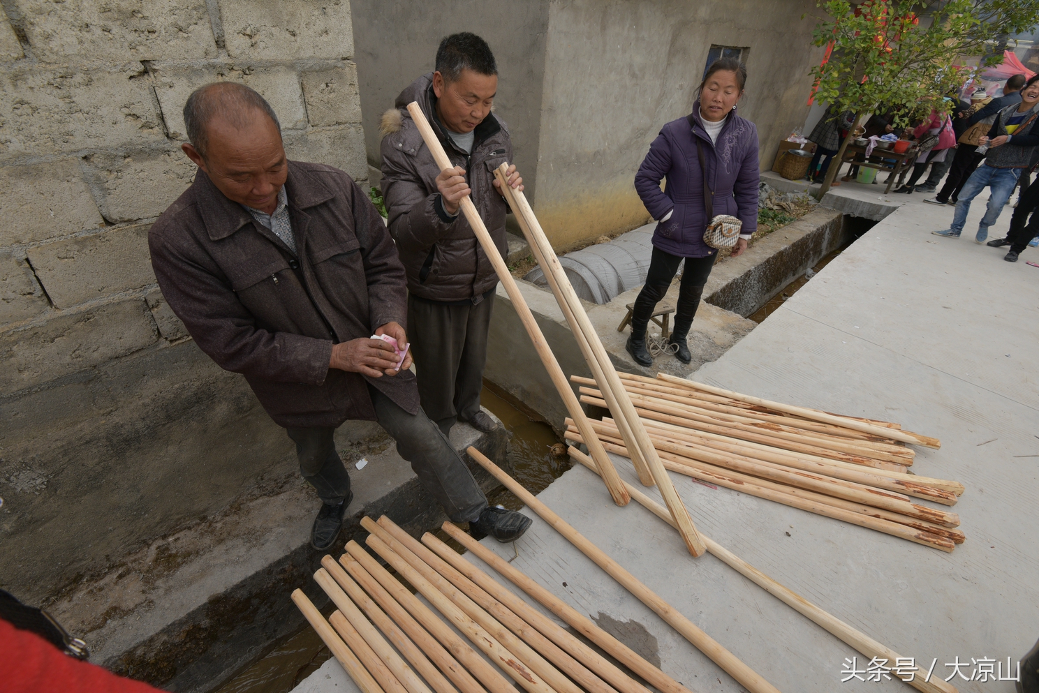 元宵节,是凉山传统农具交易日——德昌赶草坝场看你能认识多少农具?