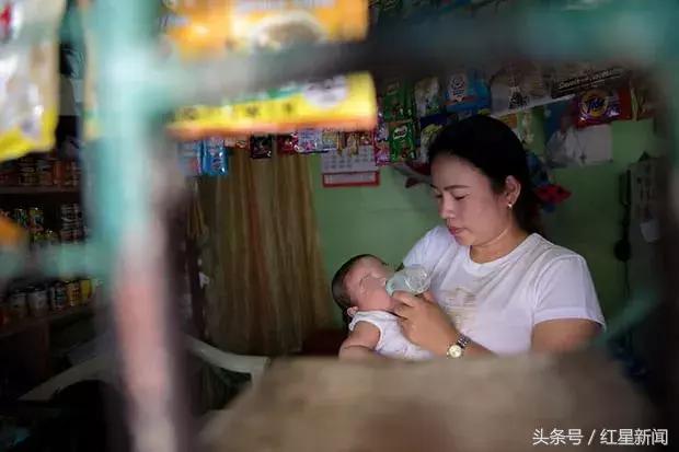 奶粉与母乳一样好?菲律宾贫困区妈妈们信了节食也要给娃买奶粉