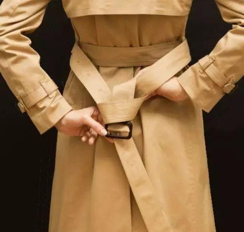 系风衣腰带单蝴蝶结的方法慢动作,巴宝莉男士风衣腰带背后正规系法