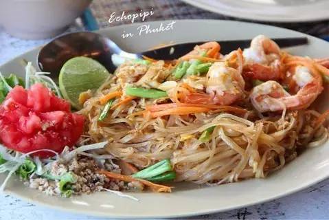 泰国普吉岛夜市小吃美食,泰国美食街边小吃跳跳虾