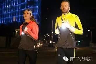 比起她的“黑白灰”，我更爱安迪帅爆了的跑步行头