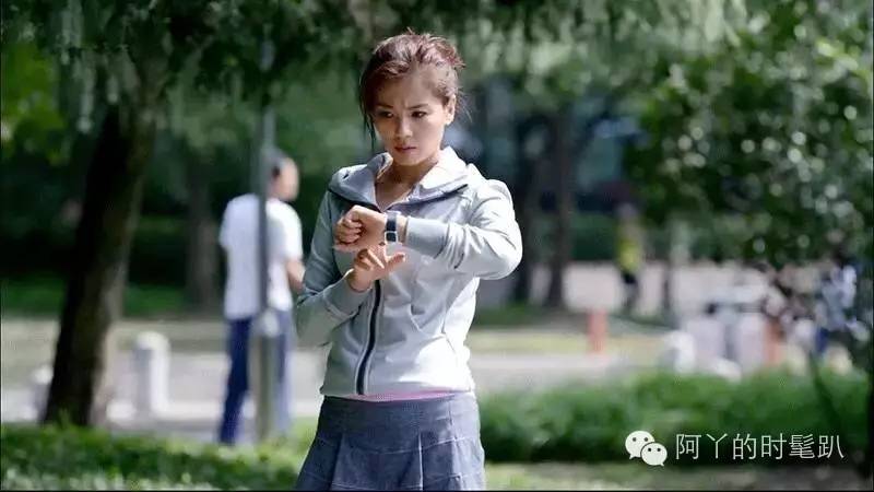 比起她的“黑白灰”，我更爱安迪帅爆了的跑步行头