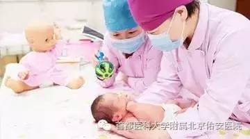 佑安医院关怀病房,佑安医院护士照顾年迈老人