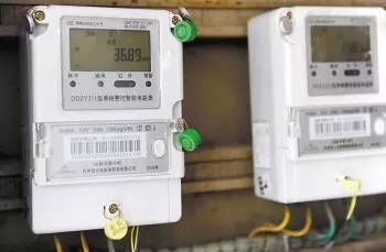 快提醒爸妈：如果有人上门换电表、装防盗器、杀蟑螂，一定提高警惕！丢钱事小。。