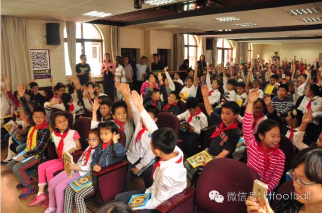 青少年足球进校园,足球比赛小学生入场