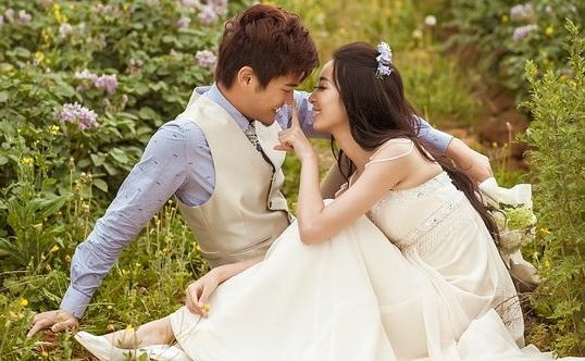 朝阳公园城堡婚纱照姿势大全,婚纱照外景河边拍照姿势大全