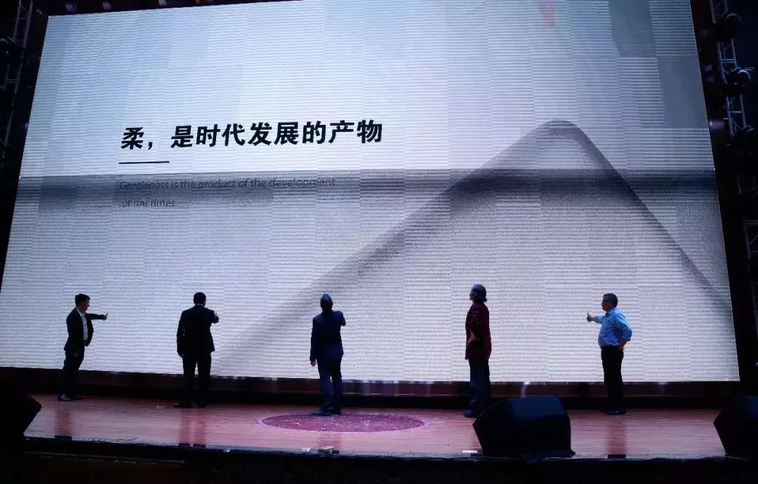 一场普通年会，惊动了中国家装之父余工*飞机打**来回助阵！