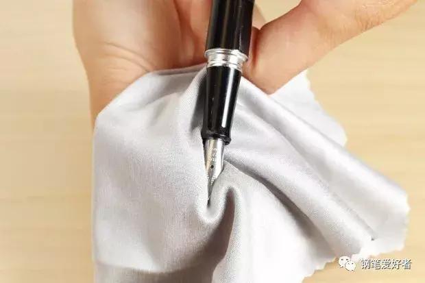 写钢笔字时需要微调笔尖的方向吗,钢笔笔尖不顺滑怎么处理