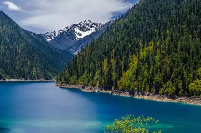 九寨沟震后形成新景观,人间仙境九寨沟震后依然山清水秀