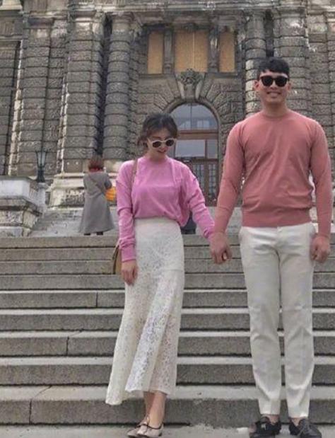 春季必试的情侣装搭配用桃花色为爱情加分！