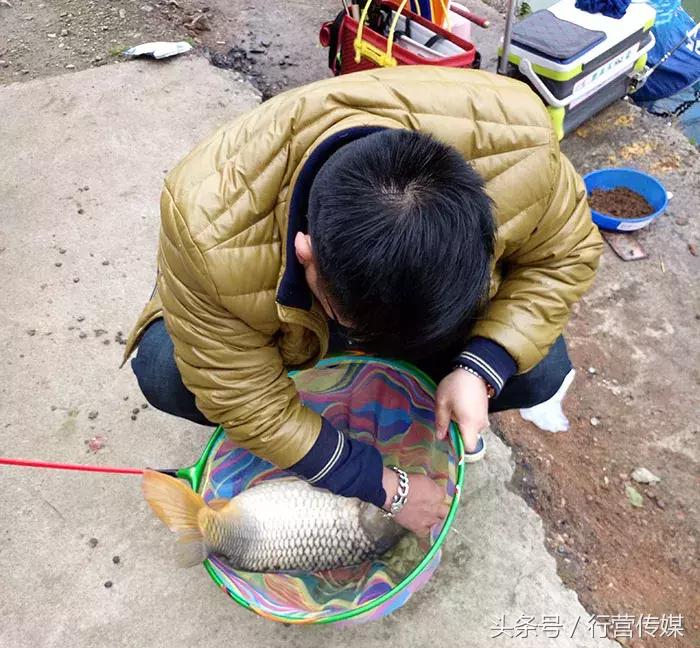 创意的发型,创新的钓鱼比赛,X11战队掐鱼赢得满“塘”彩!