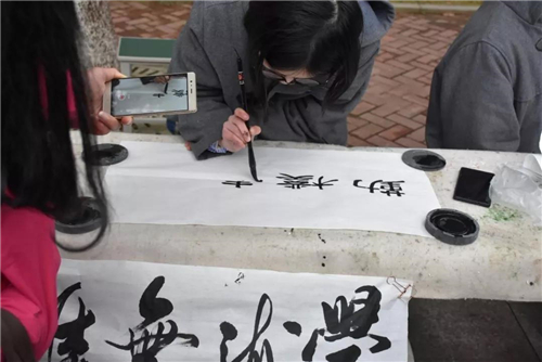 学雷锋爱心义卖活动小学生日记,小学生开展学雷锋献爱心义卖捐款