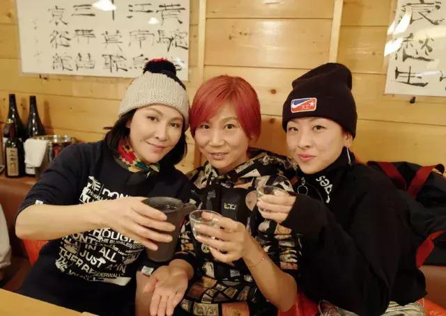 杨幂迪丽热巴带货女王,徐濠萦代言的鞋子