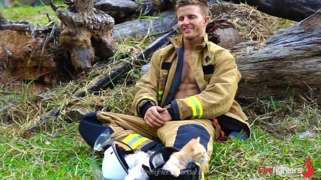 肌肉男和消防员对比视频,中国的消防员肌肉男帅哥视频